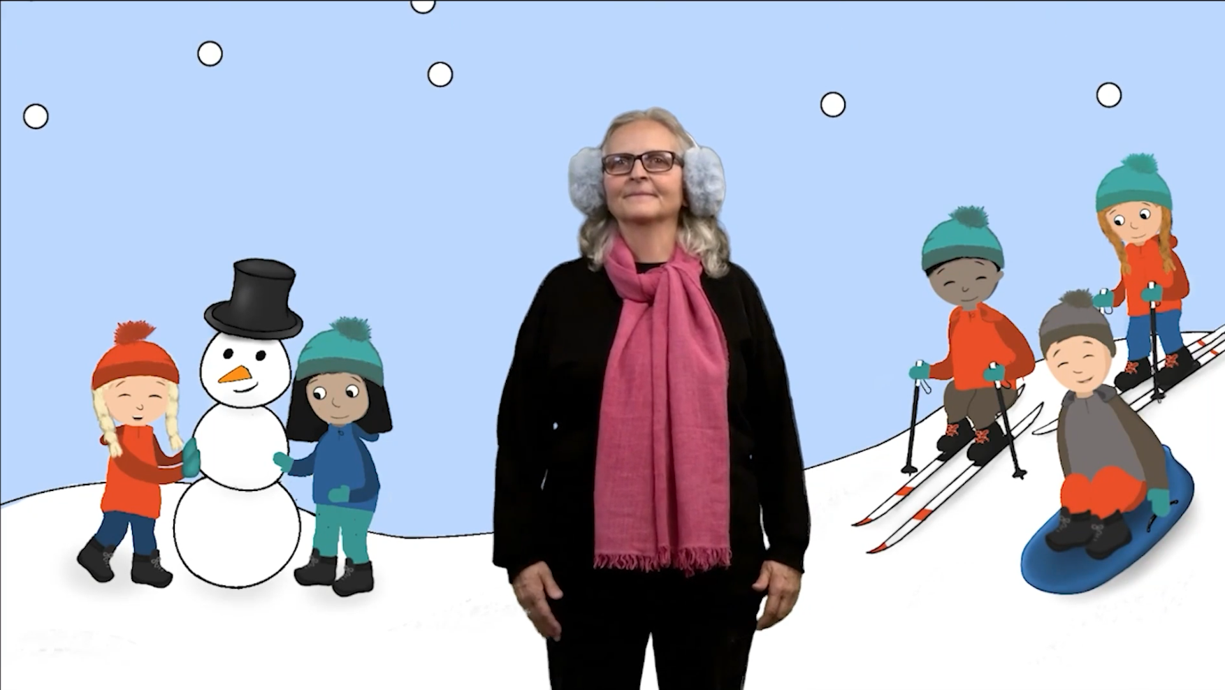 Dame med skjerf og ørevarmer står foran tegning av barn som leker i snøen.