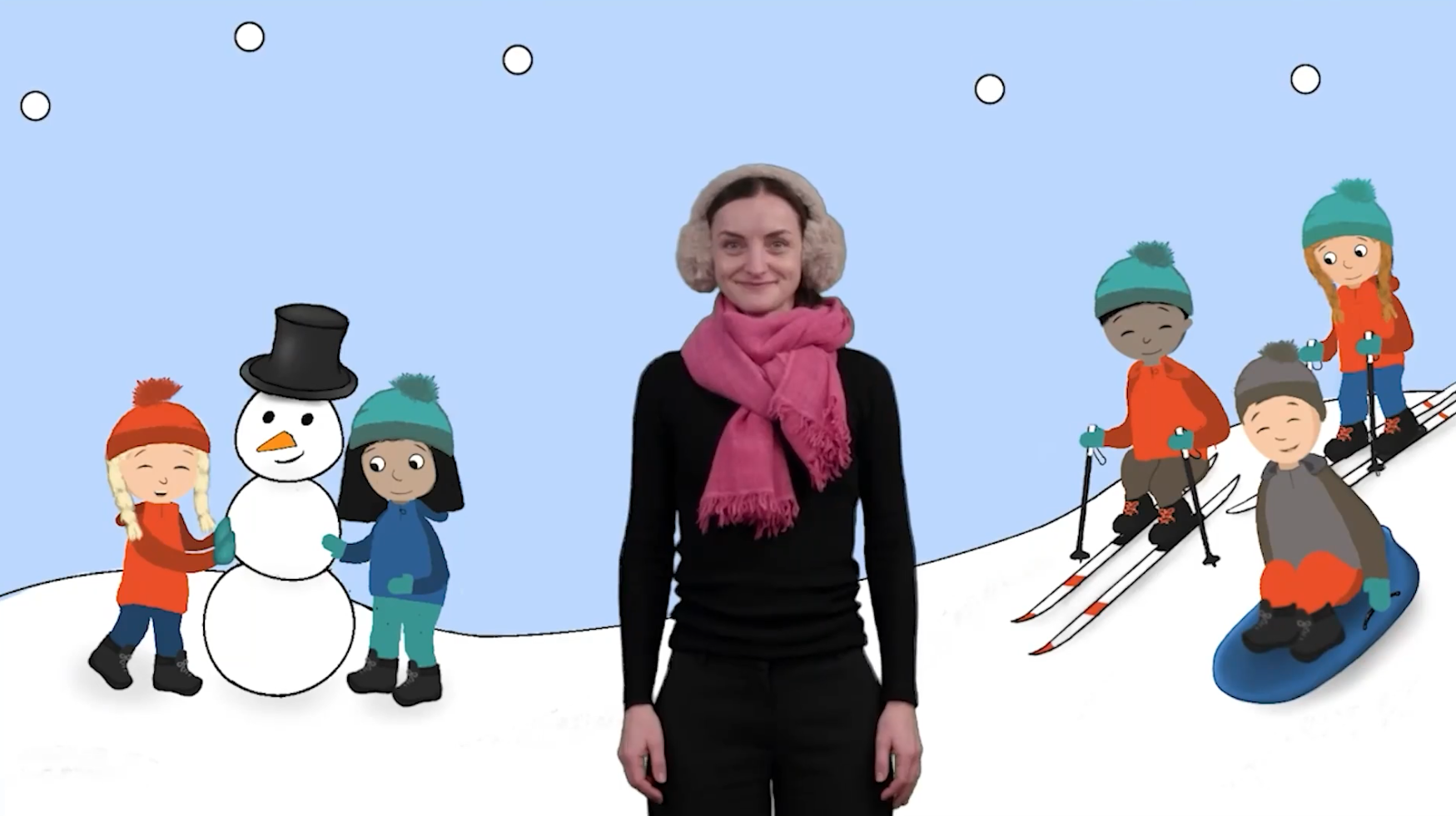 Dame med skjerf og ørevarmer står forran illustrasjon av barn som leker i snøen.